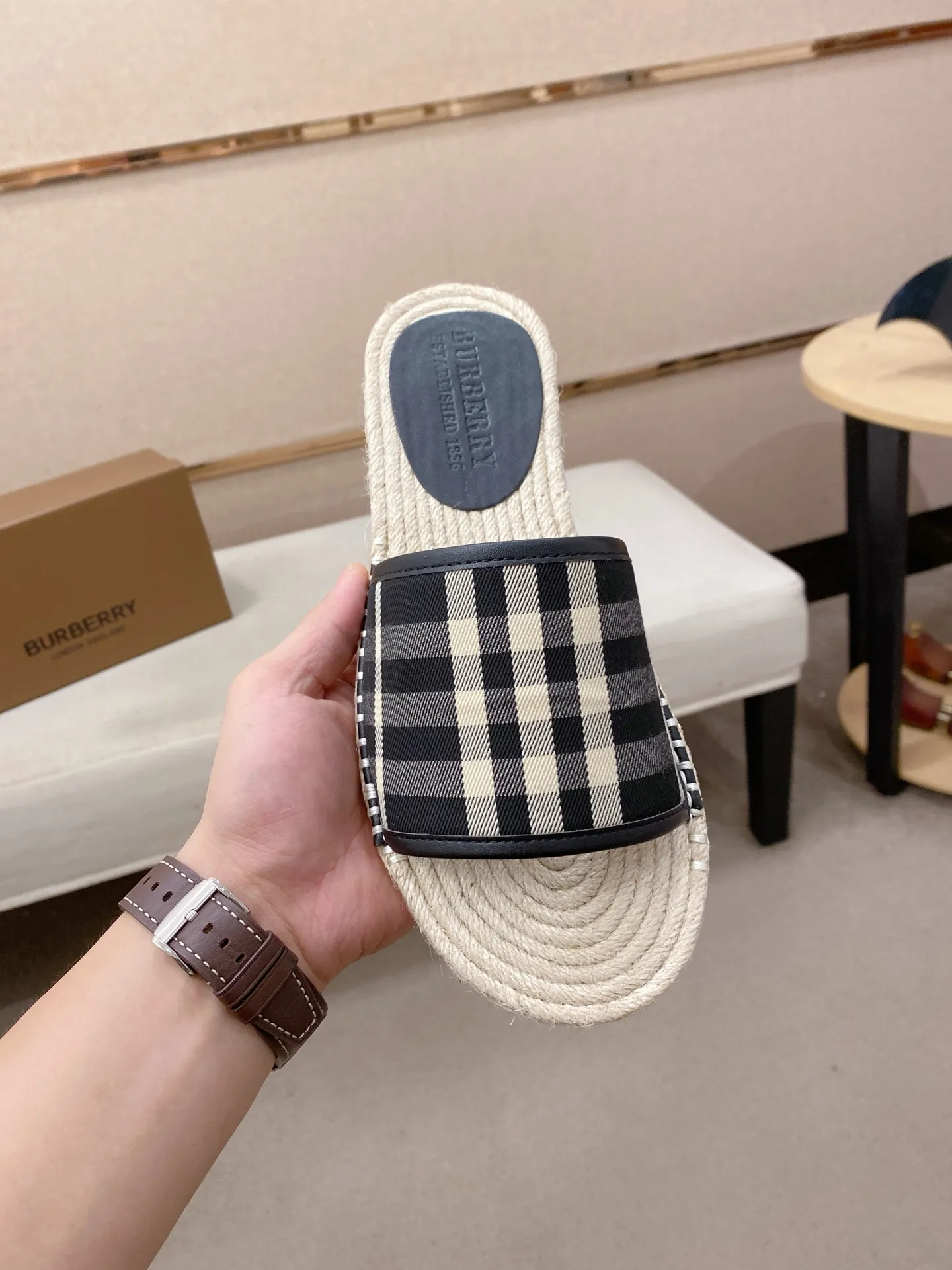 Factory price: 320💰 [Burberry slippers] High-end brand of men's shoes, official website 1:1 latest masterpiece: original mold customization, the fabric is made of imported original fabric, and the hemp rope upgraded outsole is lighter and non-slip. The market's top quality, simple yet tasteful, a must-have for fashionistas, fashionable at your feet, full of confidence, the same style at the counter 👍The season of summer slippers is here. Code: 38-44 Customized 45.46.47.